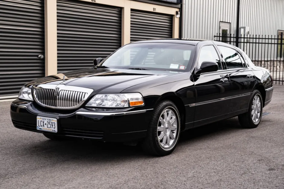 2008_lincoln_town-car_photo-oct-19-2023-4-06-22-pm-83888